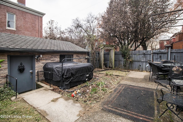 view of yard featuring a patio area