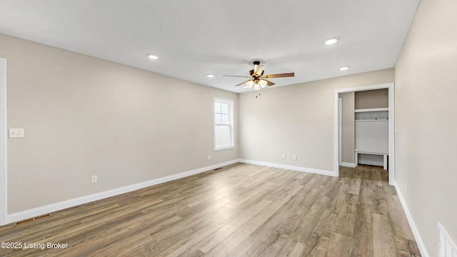 389 Williamsburg Dr, Mt Washington, KY 40047 - unfurnished bedroom featuring light wood finished floors, a spacious closet, baseboards, visible vents, and recessed lighting