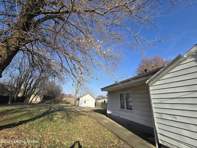 view of yard featuring an outdoor structure