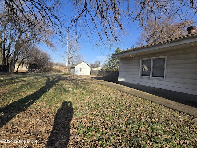 view of yard featuring a storage unit