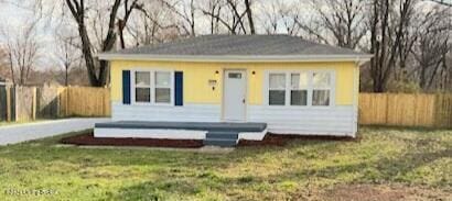 view of front of house featuring a front yard