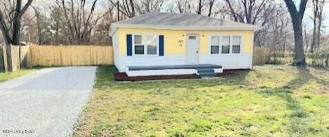 view of front of property with a front yard