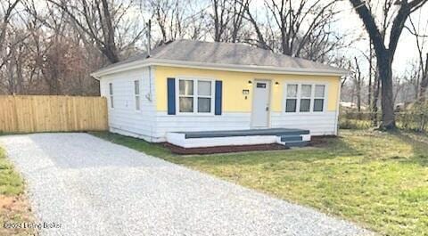 view of front of property with a front lawn