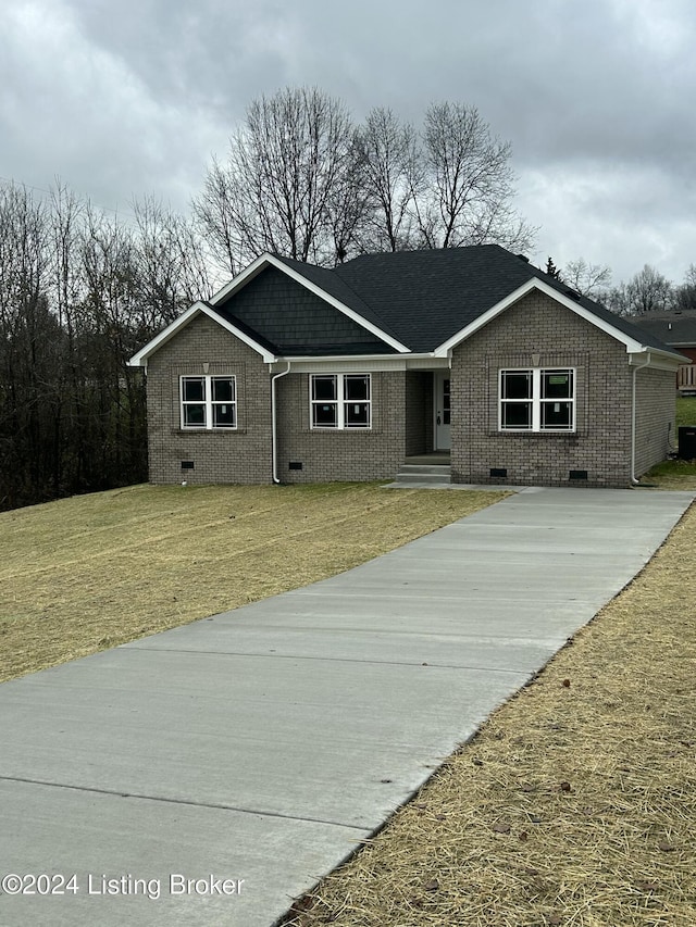 ranch-style home featuring a front lawn