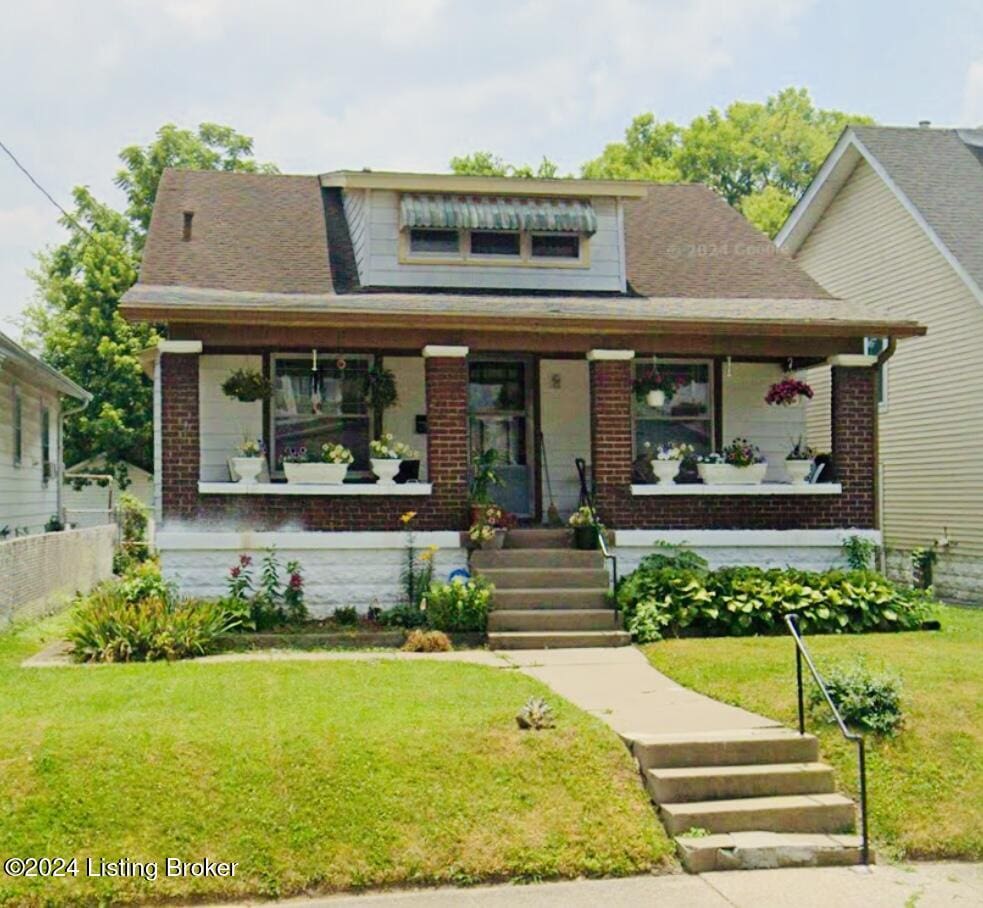 view of front of home featuring a front lawn and covered porch