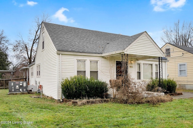 view of front of property featuring a front yard