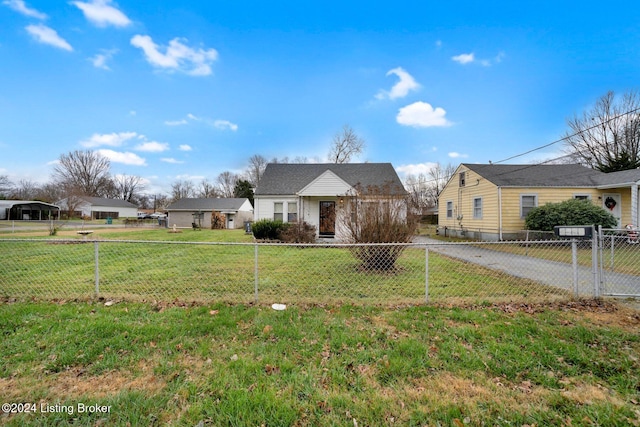 view of front of property featuring a front lawn