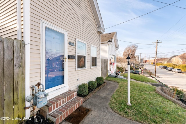 view of side of property featuring a yard