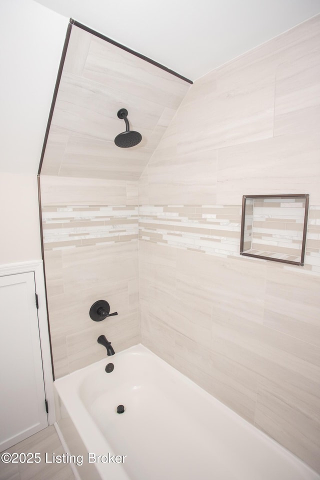 bathroom featuring tiled shower / bath