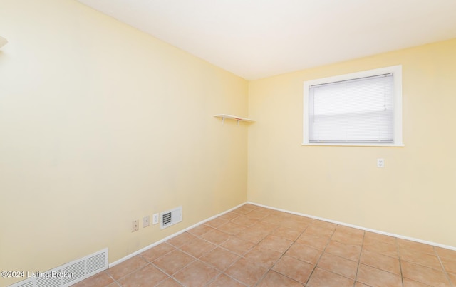 empty room featuring light tile patterned floors