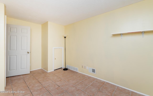 empty room featuring light tile patterned floors