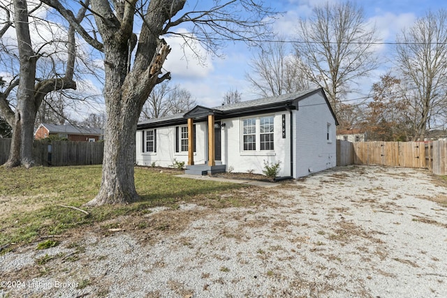 single story home featuring a front yard