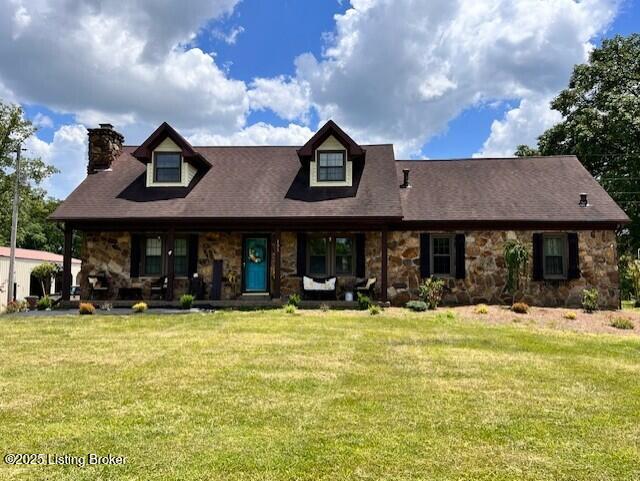 cape cod-style house featuring a front lawn