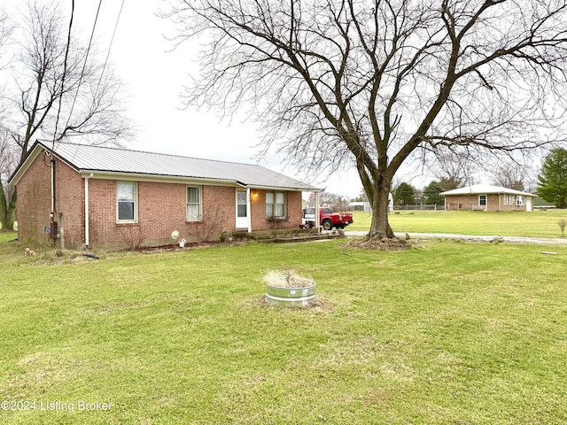 view of front of property featuring a front yard