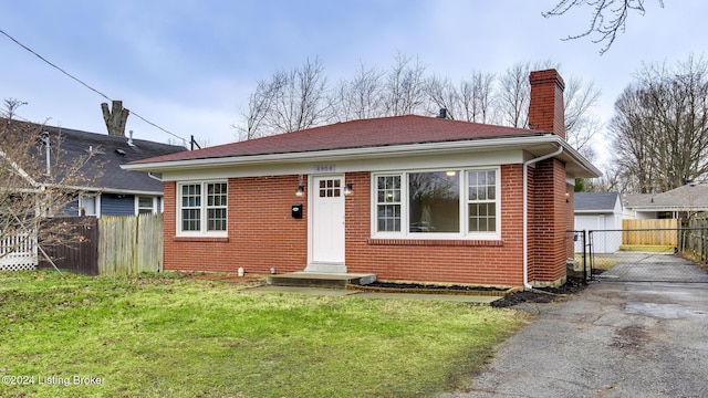 view of front facade with a front lawn