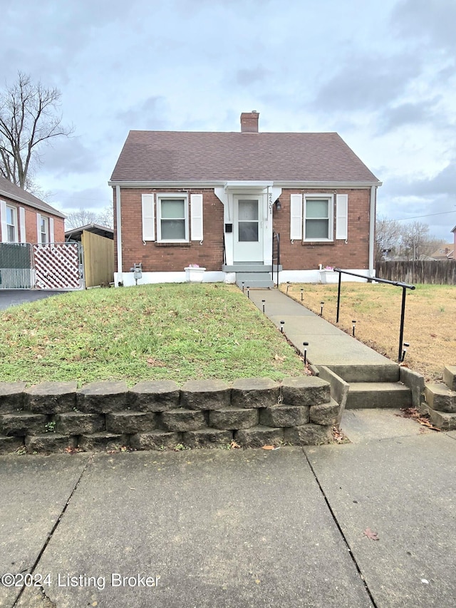 view of front facade featuring a front lawn