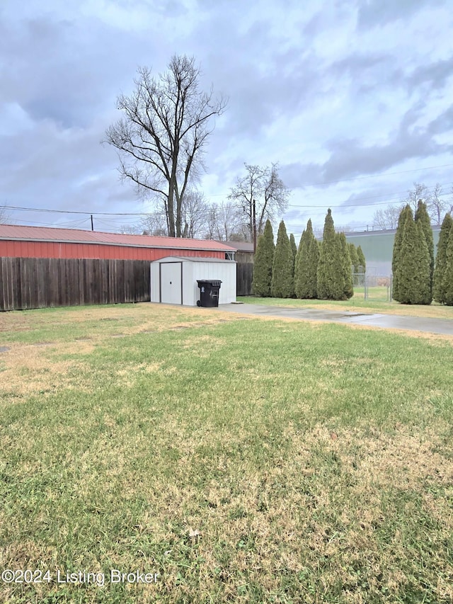 view of yard with an outdoor structure