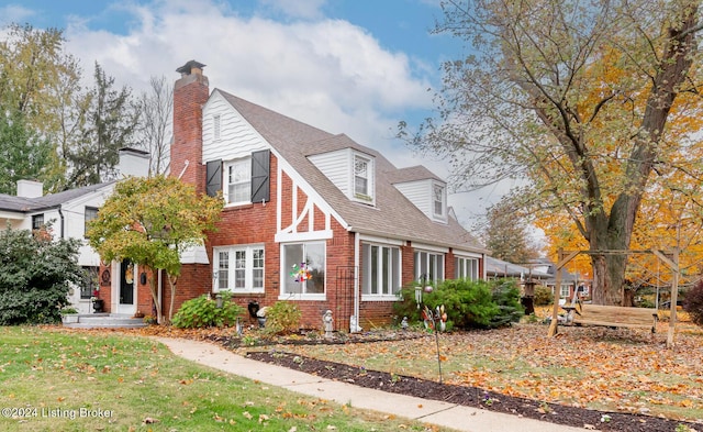 view of front facade featuring a front lawn