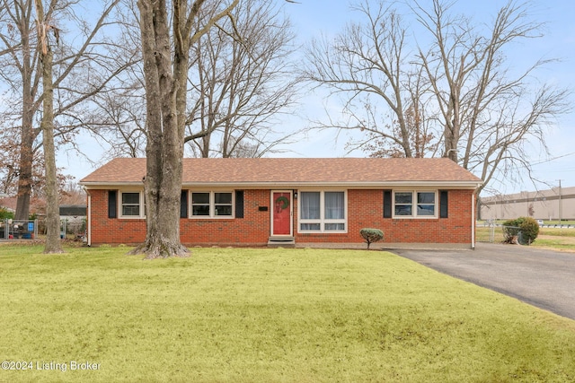 ranch-style house featuring a front yard