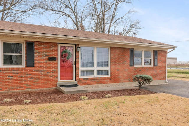 view of front of house featuring a front yard