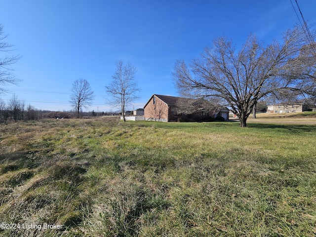 view of yard featuring a rural view