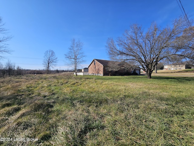 view of yard featuring a rural view