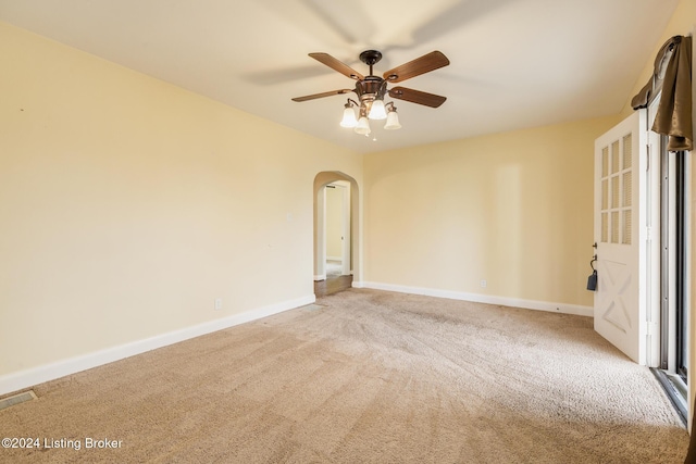 carpeted empty room featuring ceiling fan