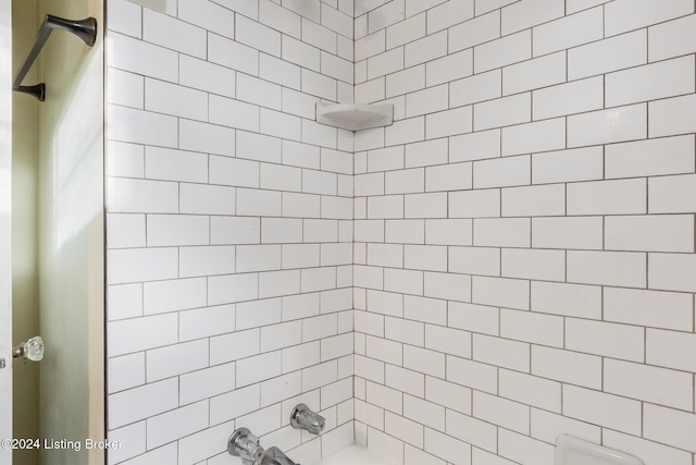 bathroom featuring tiled shower / bath combo