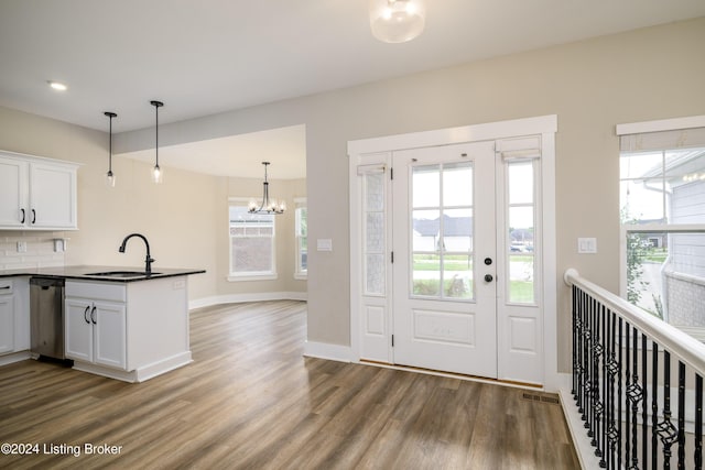 entrance foyer with dark wood-type flooring, sink, and a chandelier