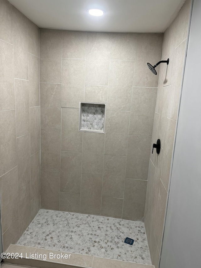 bathroom featuring a tile shower