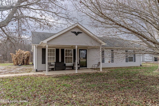 view of front of home with a front lawn