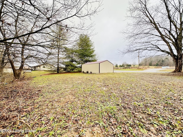 view of yard with an outdoor structure