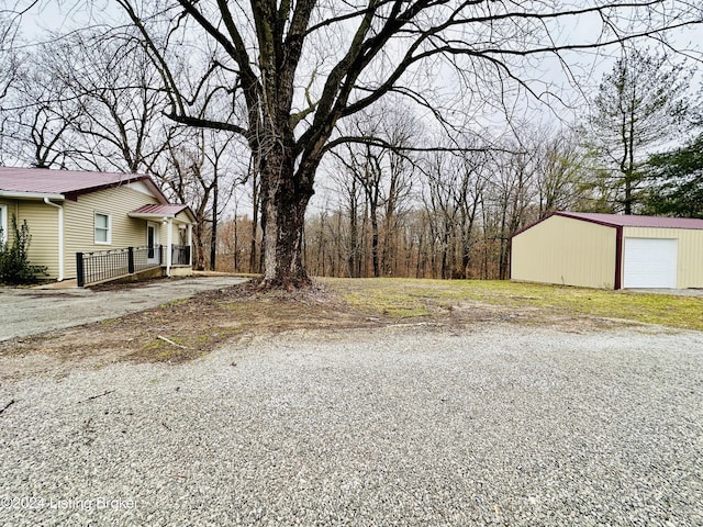 view of yard featuring a garage and an outdoor structure