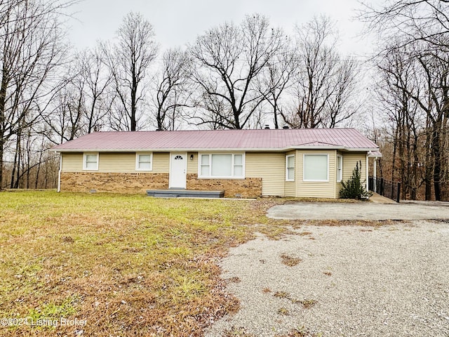 ranch-style home featuring a front lawn