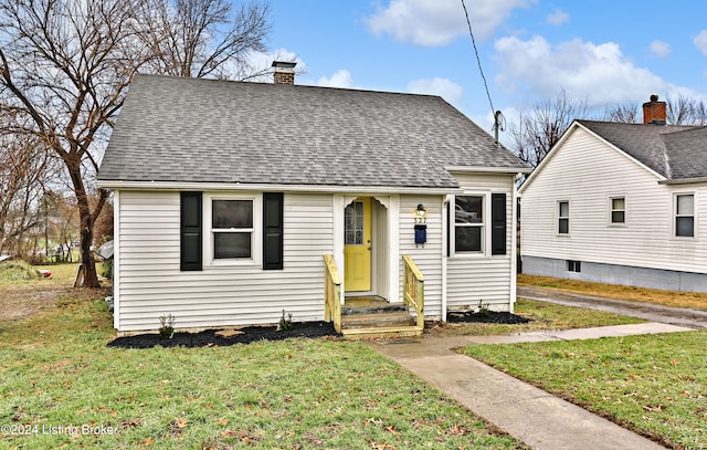 bungalow featuring a front yard