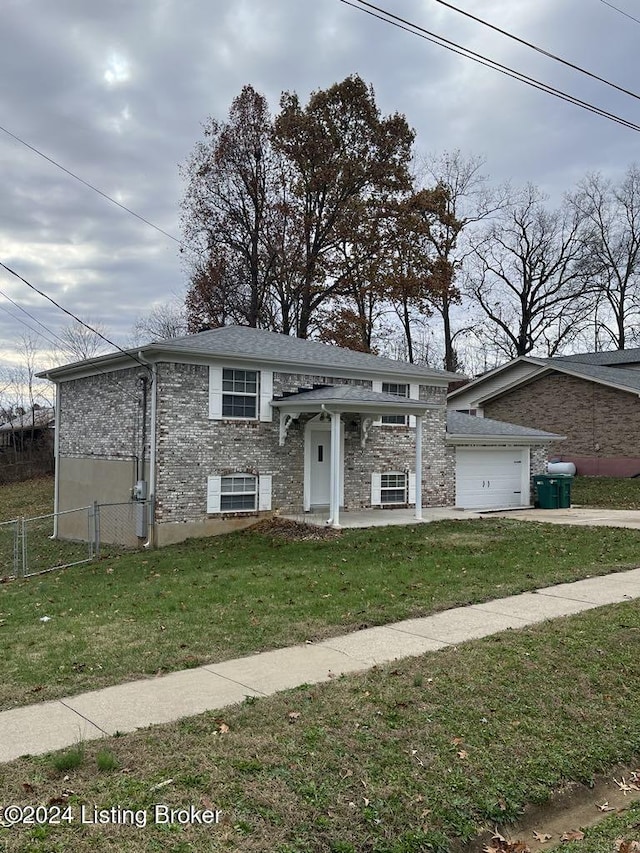 view of front of home featuring a front lawn and a garage