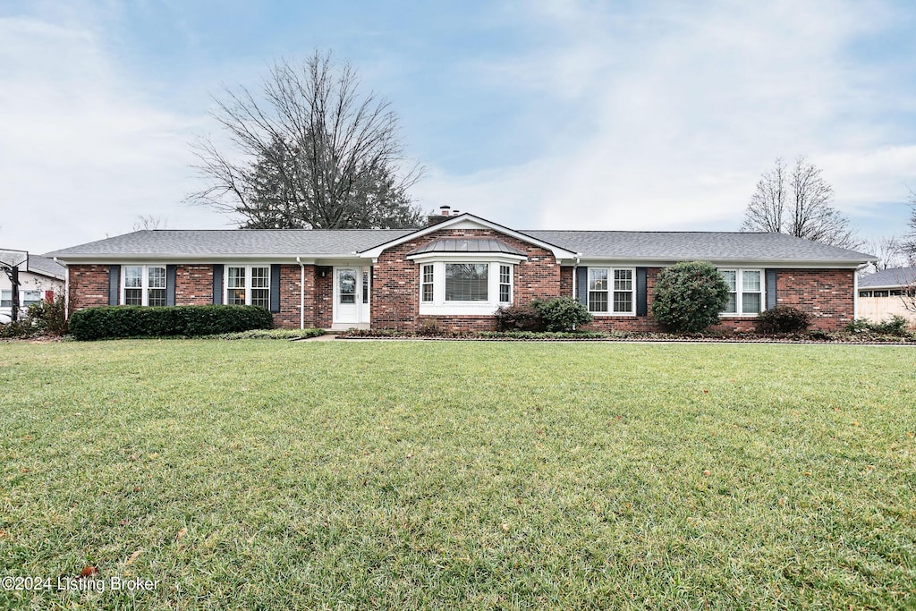 ranch-style house featuring a front lawn