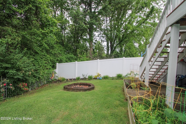 view of yard featuring an outdoor fire pit