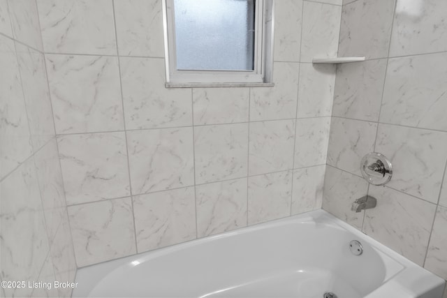 bathroom with tiled shower / bath