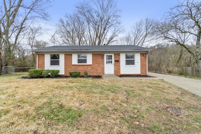 ranch-style home featuring a front lawn