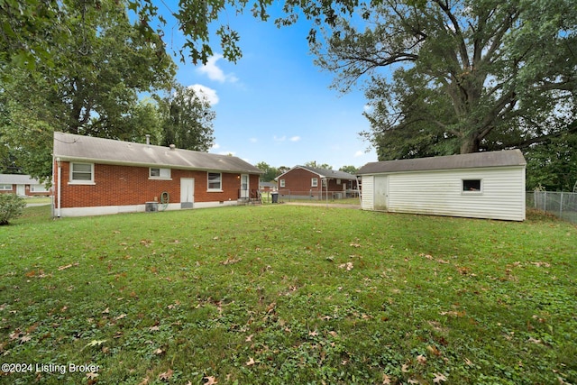 view of yard featuring an outbuilding