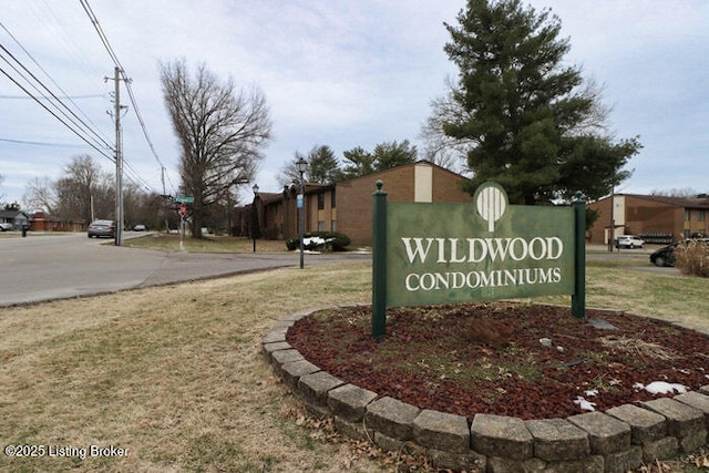 community / neighborhood sign with a yard