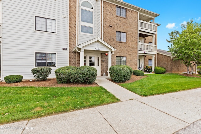 view of front of property with a front yard