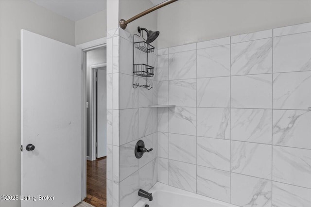 bathroom with tiled shower / bath