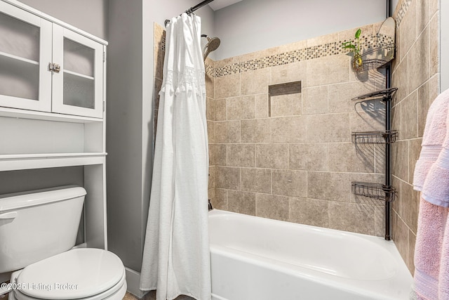 bathroom featuring toilet and shower / bath combo with shower curtain