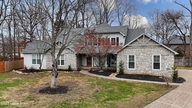 view of front of property featuring a front yard