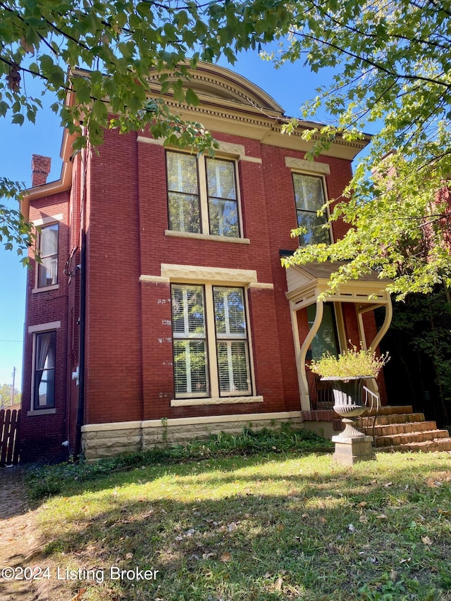 view of front facade with a front yard