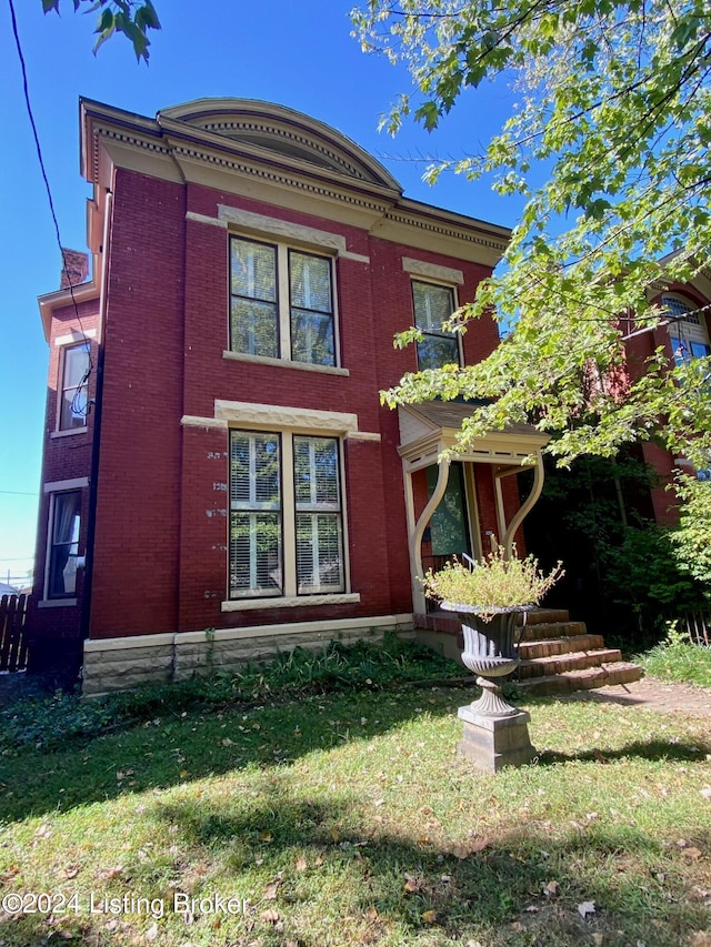 view of front facade featuring a front yard