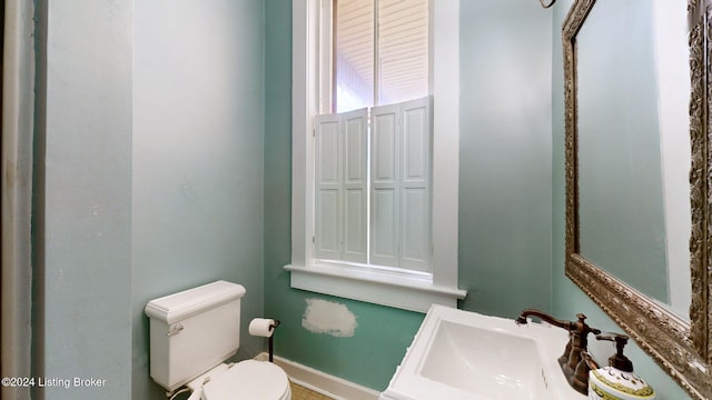 bathroom featuring toilet and sink