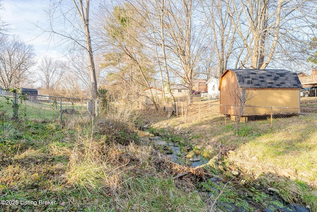 view of yard with a storage unit